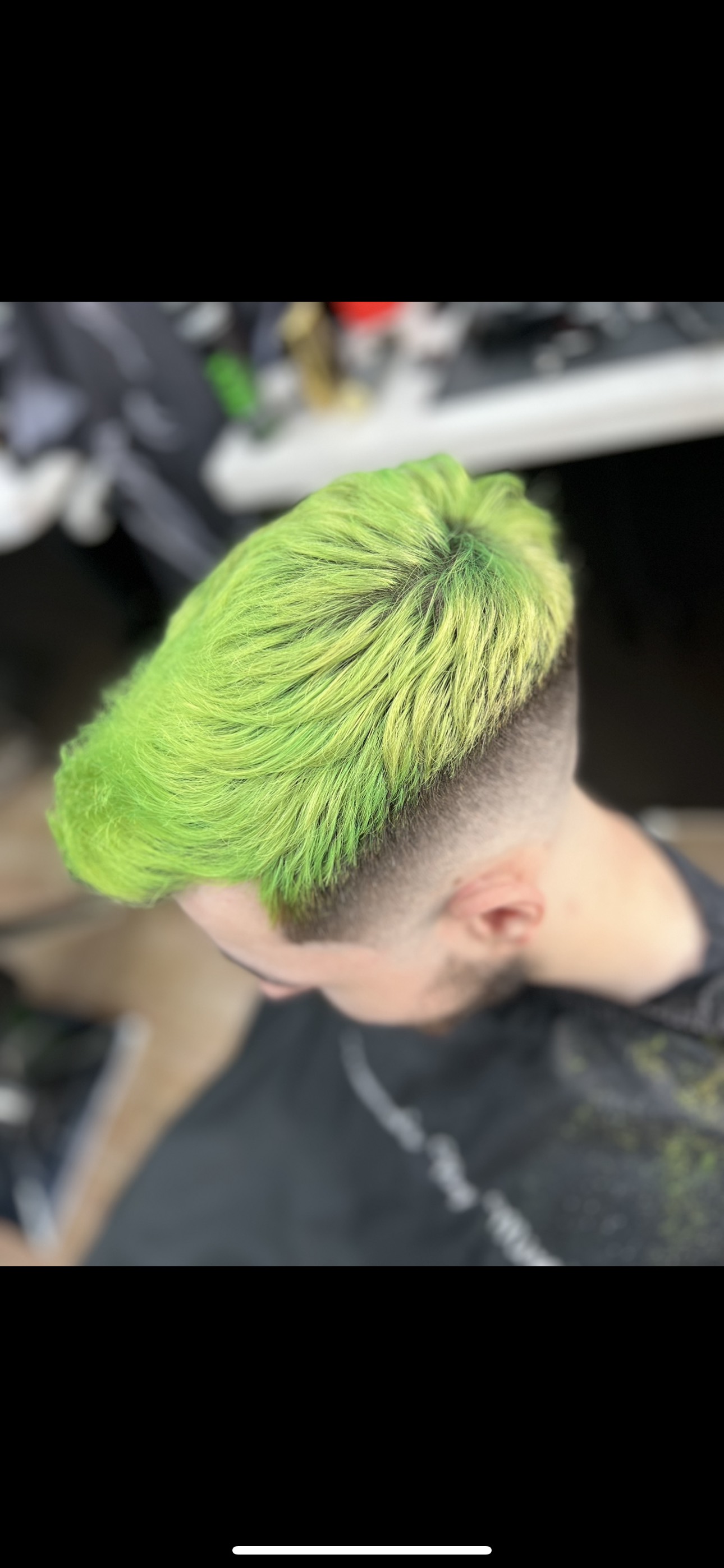 Client al frizeriei cu tunsoare de tip High Fade si cu parul Slick Back